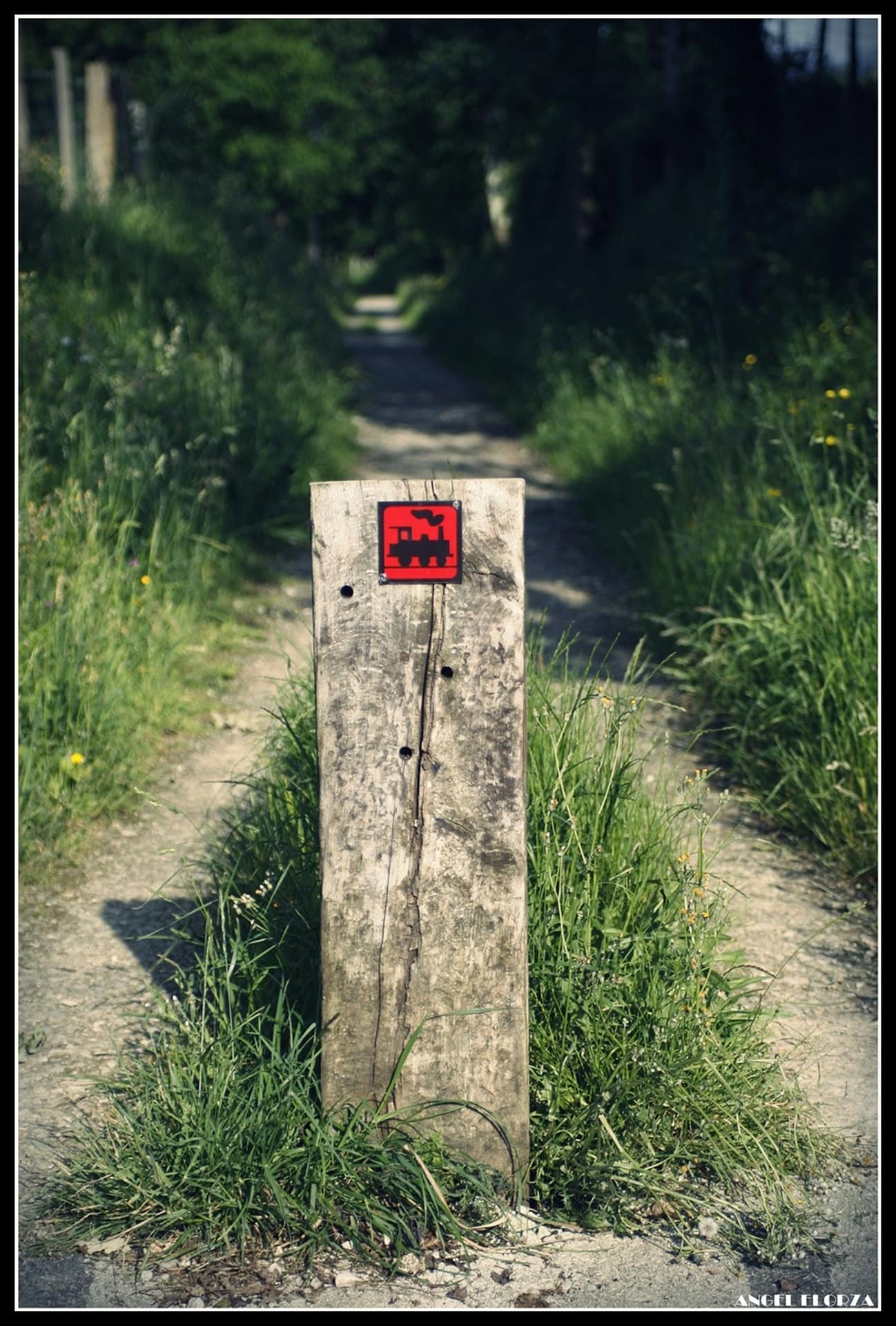 Tótem de la Vía Verde con placa del tren minero